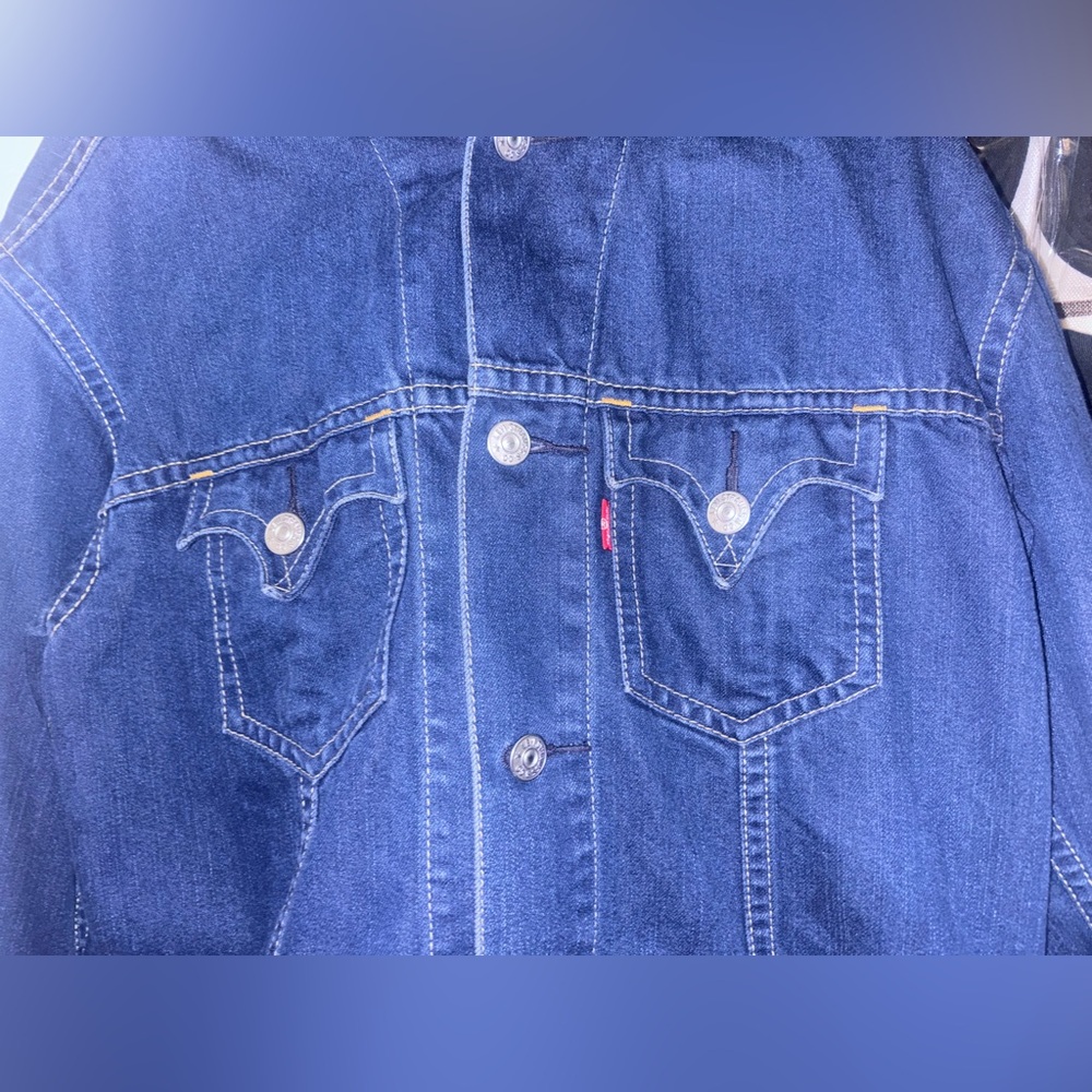 Vintage Levi’s Trucker Jacket Deer & BASS Patches Size XL